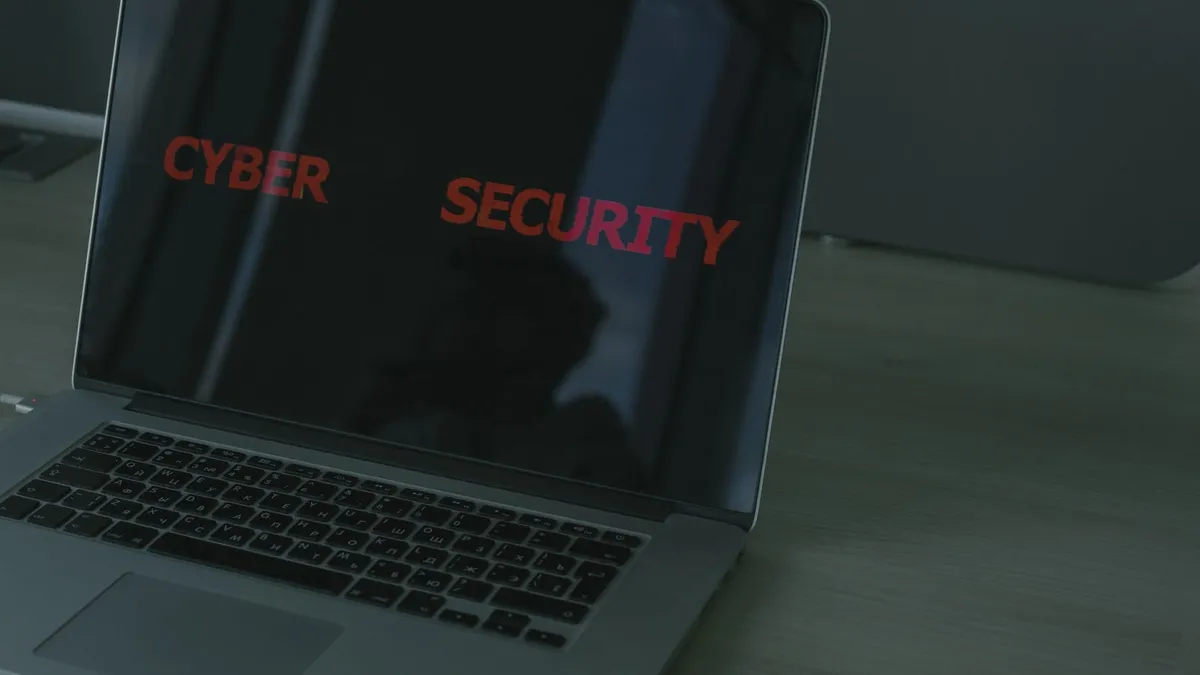 Ordinateur portable affichant le mot « cybersécurité » à l’écran