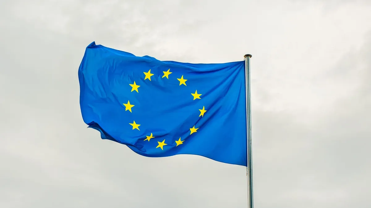 Drapeau de l’Union européenne flottant sous un ciel nuageux