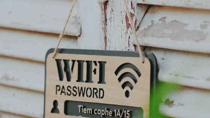 Panneau en bois indiquant l’accès au Wi-Fi et son mot de passe
