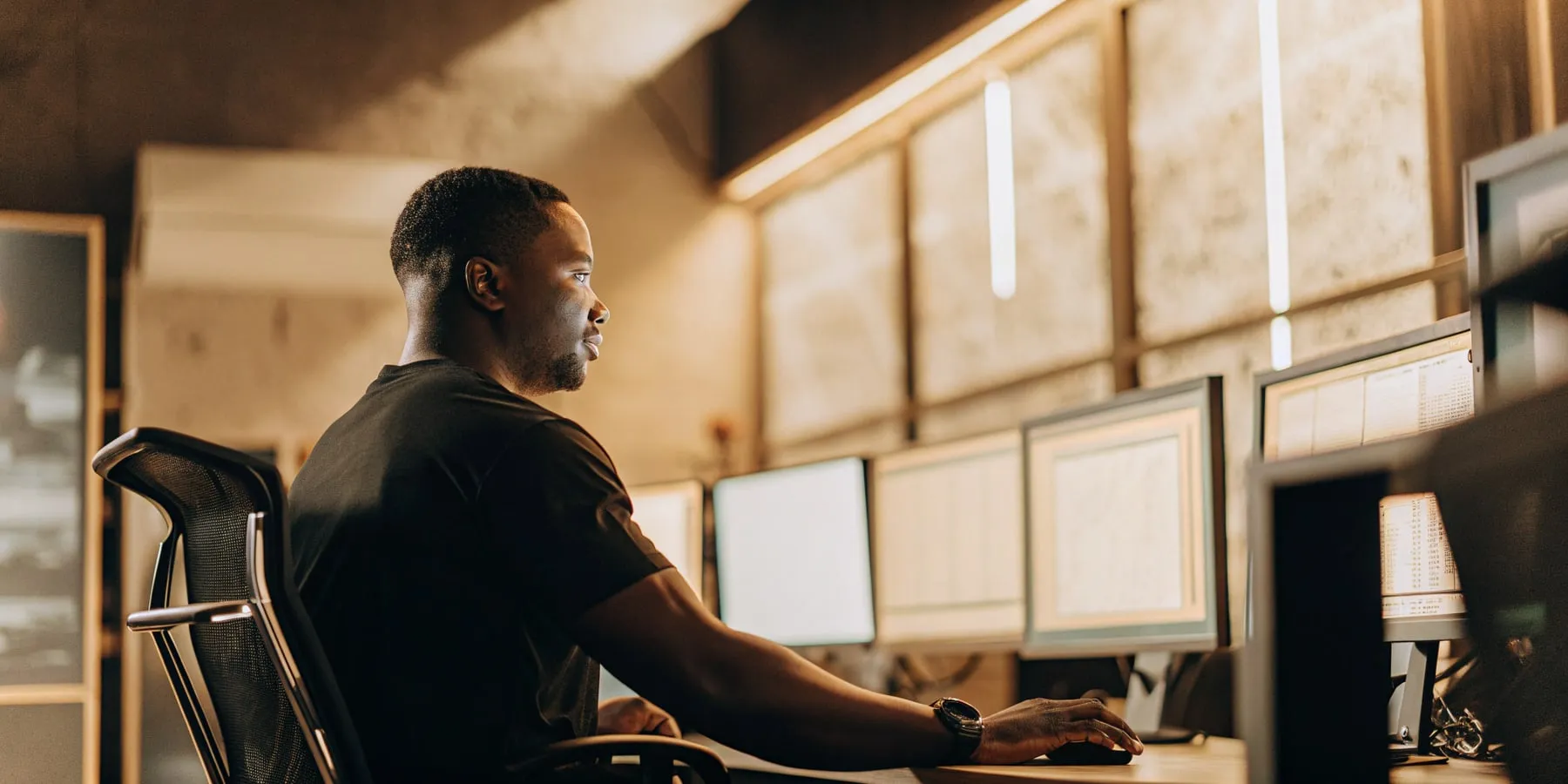 Engineer analysing the state of a network from a desk