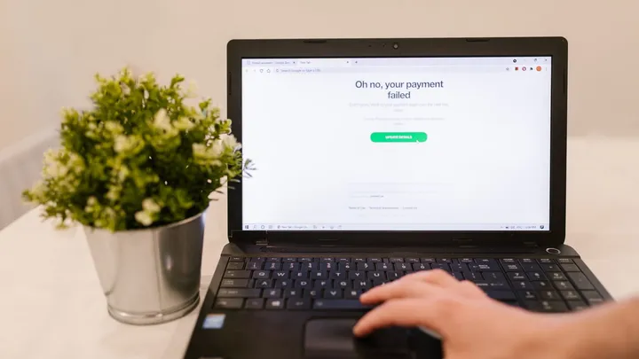 Ordinateur portable affichant un faux message d’échec de paiement, une technique d’hameçonnage