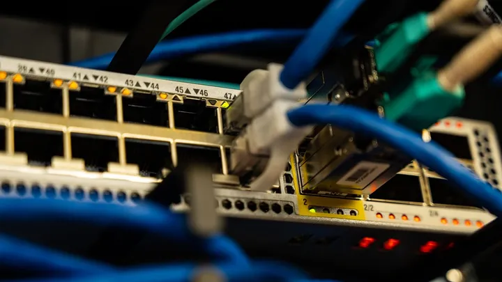 Câbles Ethernet raccordés à un commutateur réseau dans une baie