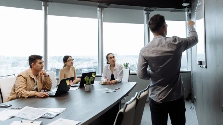 Réunion d’équipe en salle de réunion avec vue sur la ville