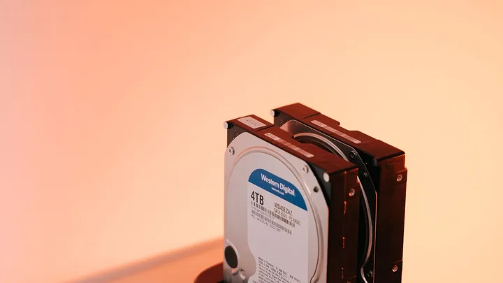2 disques durs externes sur une station d’accueil, supports d’une sauvegarde externalisée