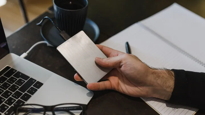 Disque dur externe connecté à un ordinateur portable sur un bureau