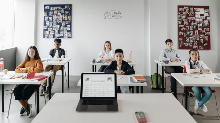 Salle de classe équipée d’un ordinateur portable, élèves installés à leurs bureaux